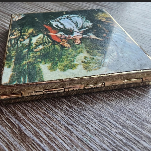 Victorian-style pill box by L W Rice features a gold tone finish - Picture 3 of 5